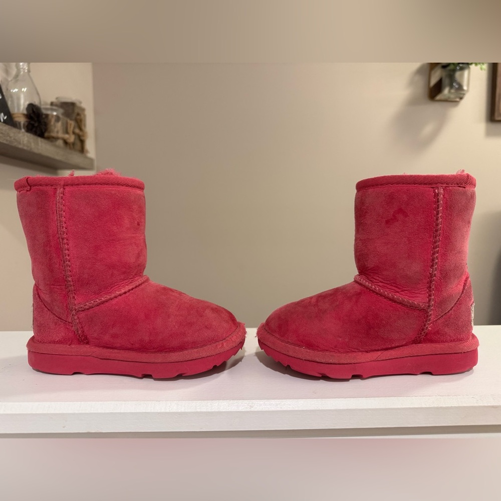 Girls toddlers classic pink Ugg boots size 8